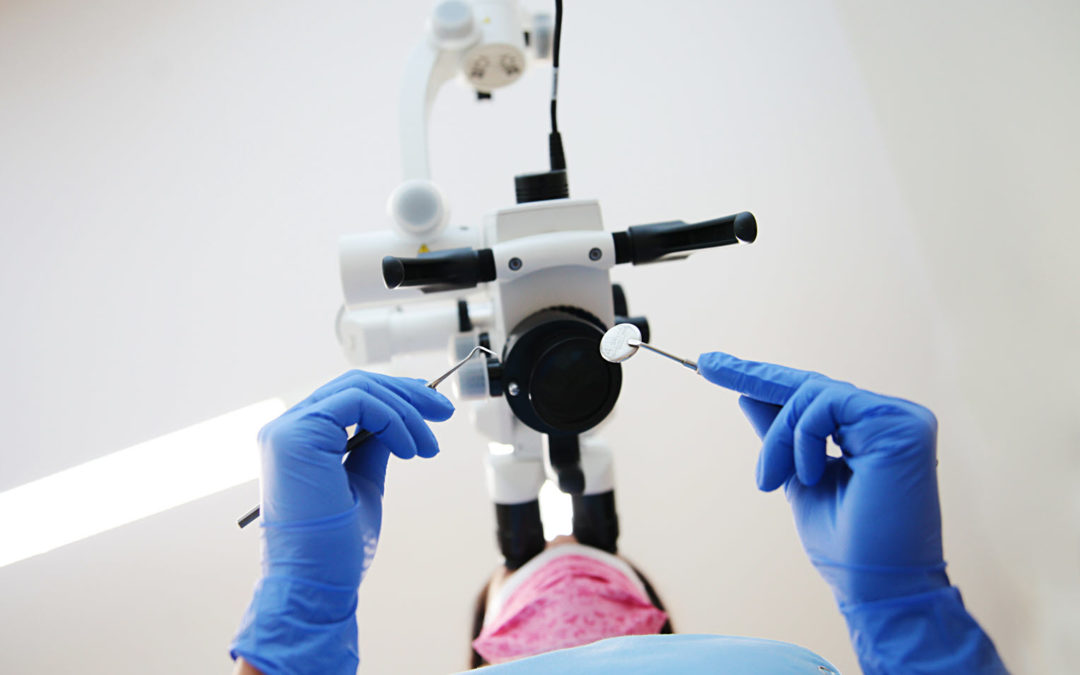 Mikroskop stomatologiczny. Niezbędny w codziennej pracy lekarza, czy chwyt marketingowy?