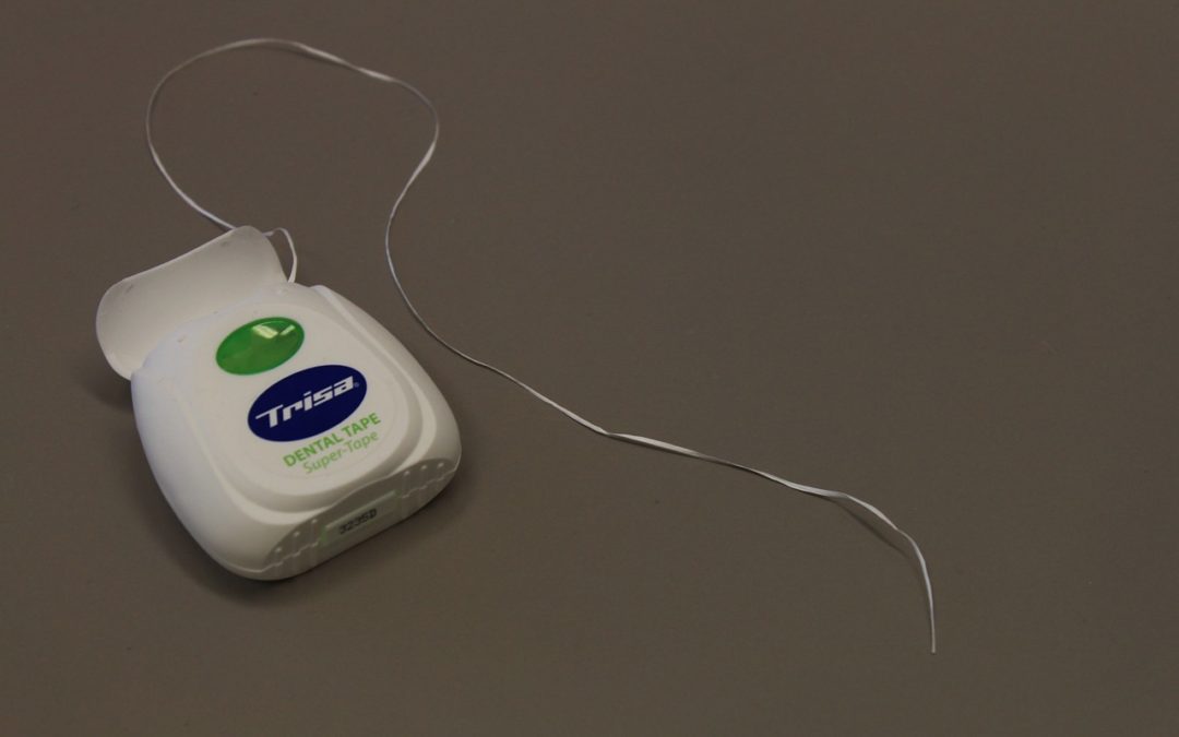 Dlaczego warto stosować nici dentystyczne w codziennej higienie jamy ustnej?